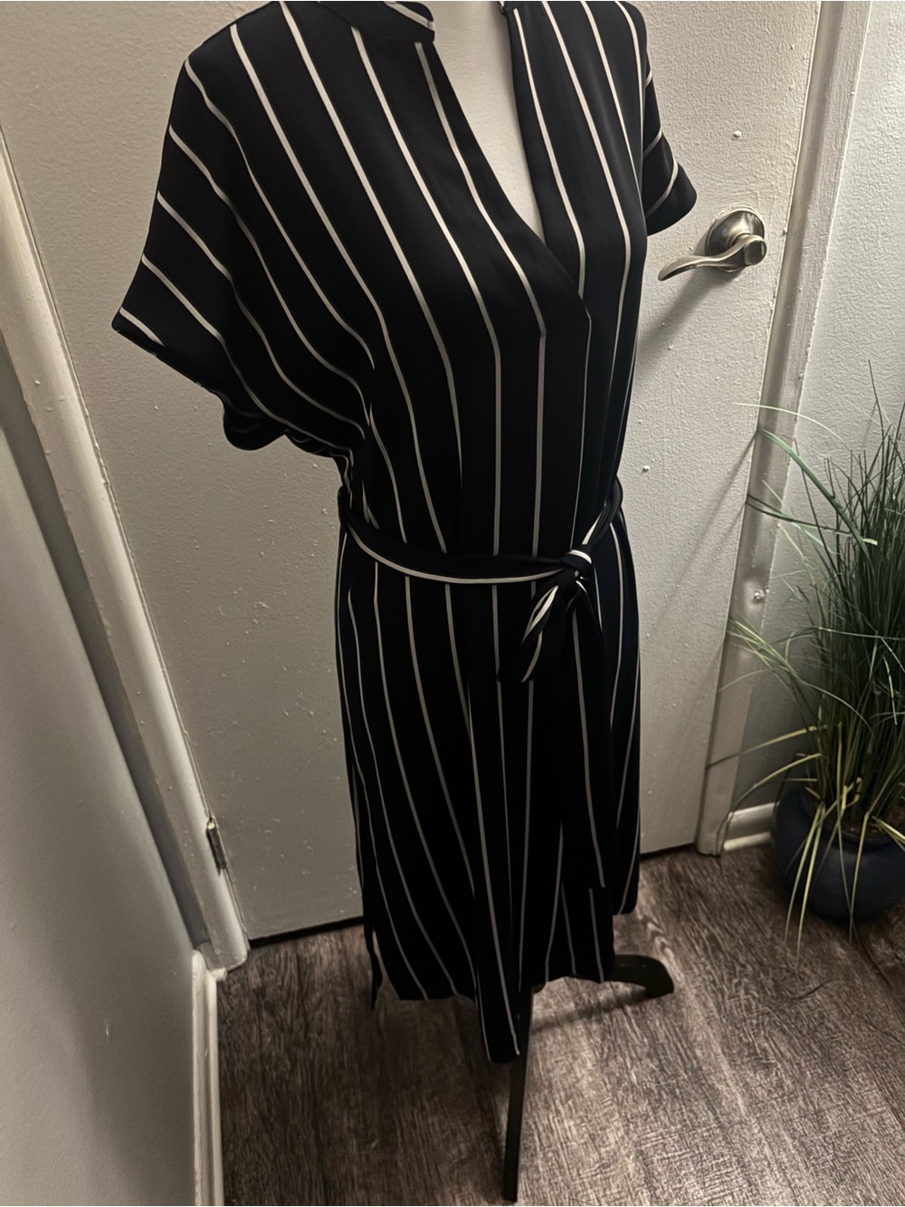 NWOT!! Ann Taylor Navy & White Belted Shift Dress with Batwing Short Sleeves - Picture 3 of 9